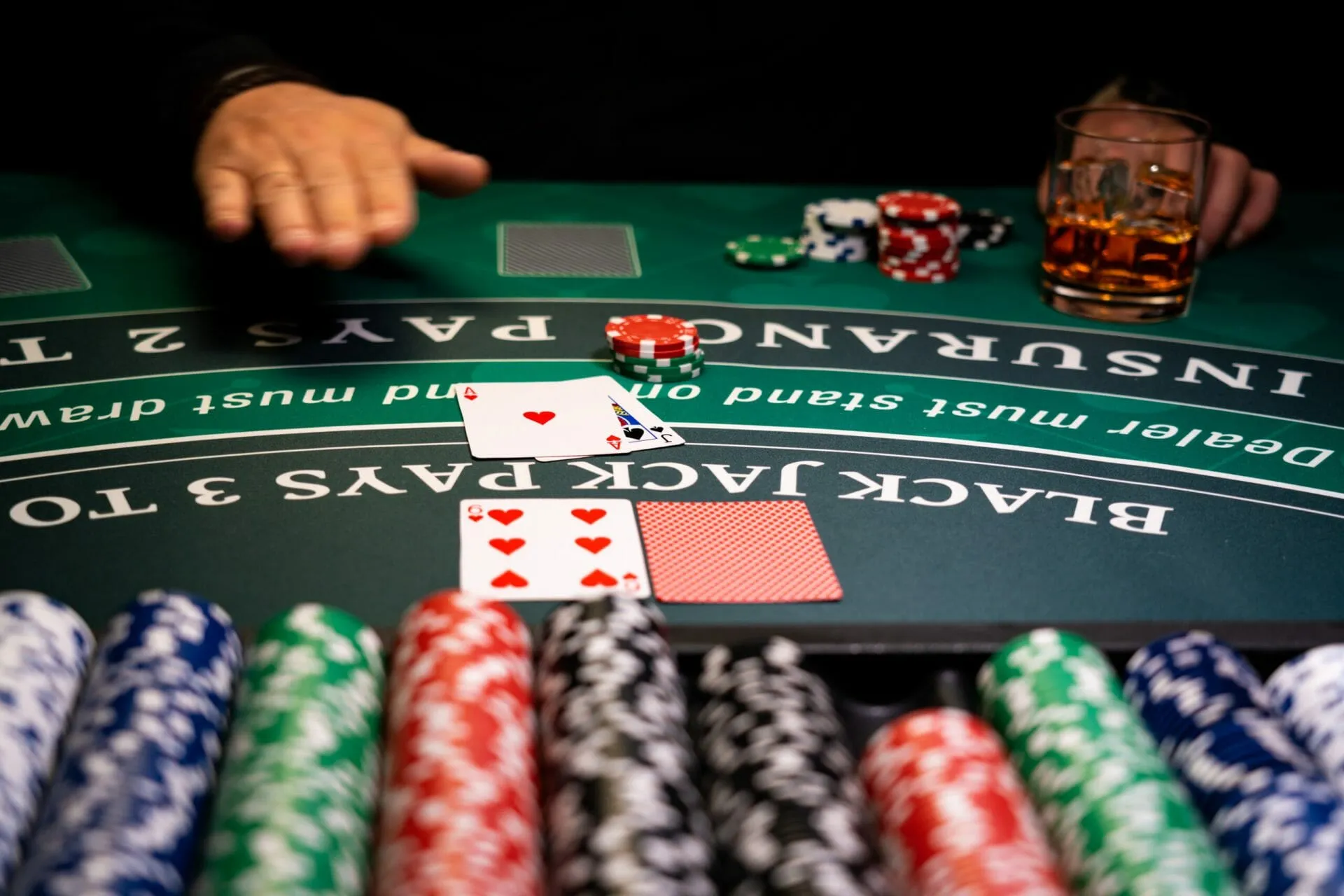 Blackjack Là Gì? Hướng Dẫn Chơi Bài 21 Điểm Cho Người Việt & Chiến Lược SEO 