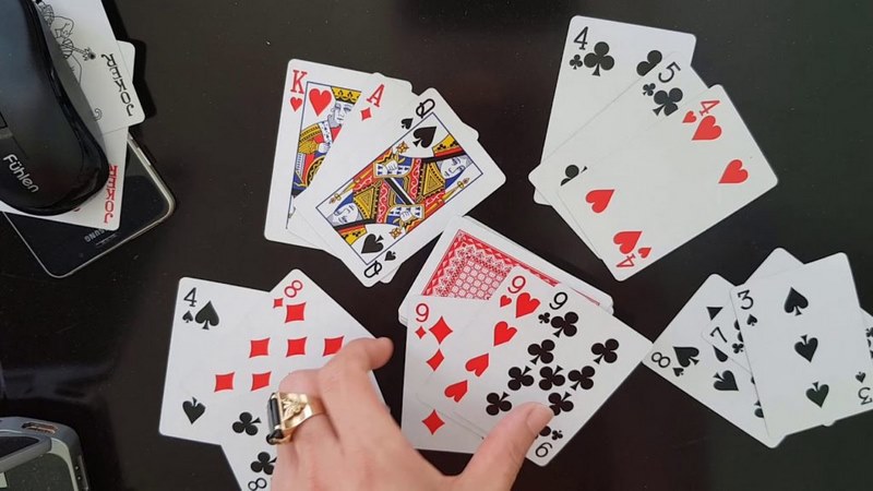 Thả mồi lớn để đánh lừa đối thủ trong cùng bàn cược
