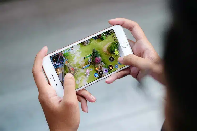 Hình đang chơi game Liên Quân đầy hấp dẫn