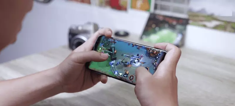 Hình đang chơi game Liên Quân kịch tính
