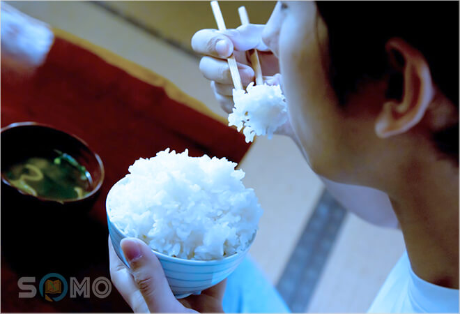 mơ thấy ăn cơm đánh lô đề con gì