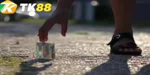 mơ thấy nhặt được tiền trên đường TK88