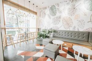 Quán cà phê, trà sữa view đẹp tại phố Nguyễn Khang, Hà Nội