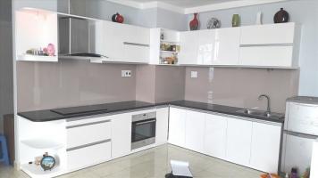 Đơn vị thi công, lắp đặt kính màu ốp bếp chất lượng nhất tại Khánh Hoà