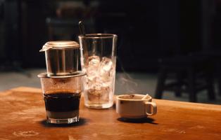 Café nằm trong hẻm nhỏ nhưng cực đông khách bạn không nên bỏ qua tại Hà Nội