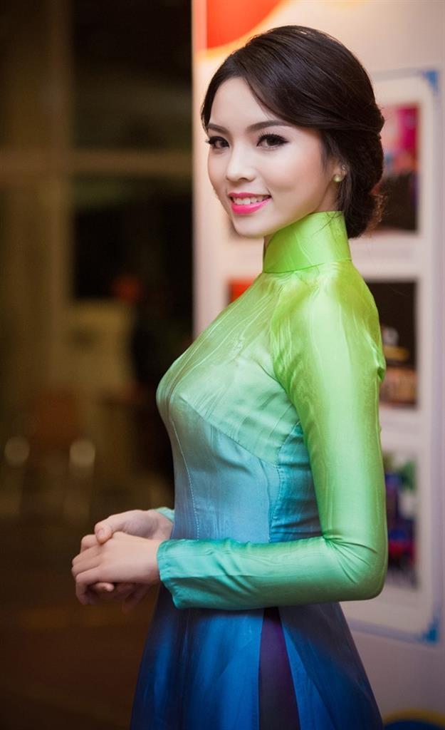 Với gam màu chuyển từ đậm sang nhạt, người thiếu nữ sẽ tựa như những cánh hoa ngọt ngào khoe sắc thắm giữa sắc xuân đang tràn về trên phố, đẹp đằm thắm và dịu dàng đến ngây ngất lòng người