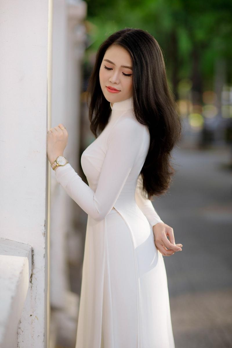 Với gam màu sáng hay tối thì chất liệu vải trơn cũng đều đem lại sự tao nhã và sang trọng cho người mặc