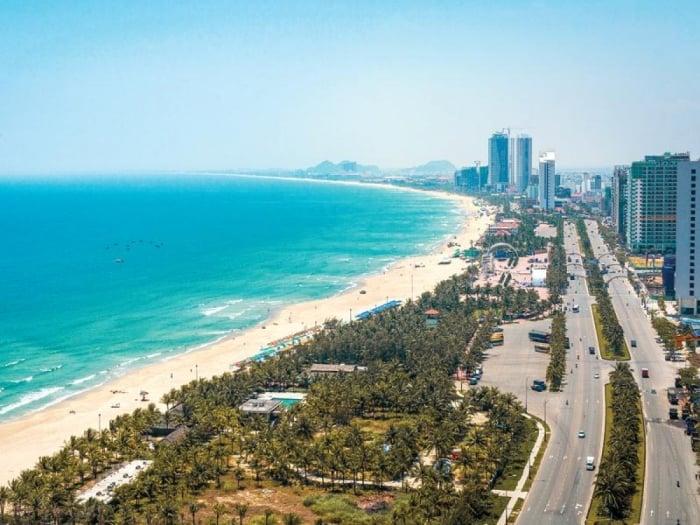 Bãi biển Đồ Sơn với nước biển trong xanh, bờ cát trải dài