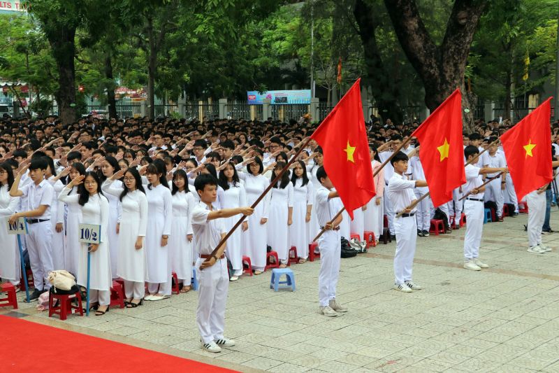 Bài văn cảm nghĩ về ngày đầu tiên bước vào trường THPT số 8