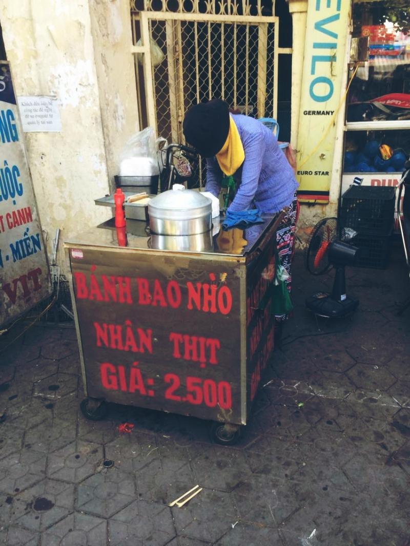 Bánh bao tí hon Chợ Nghĩa Tân Chiếc tuy tròn nhỏ nhưng hương vị thật đặc sắc, có đủ lớp nhân làm từ thịt băm, hành, mộc nhĩ, miến và tổng thể hương vị rất hài hòa.