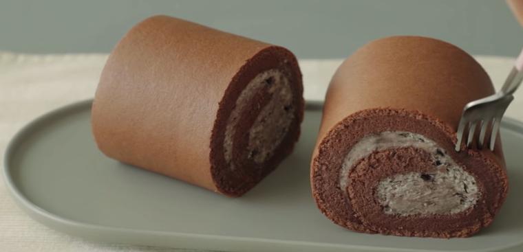 Bánh bông lan cuộn socola