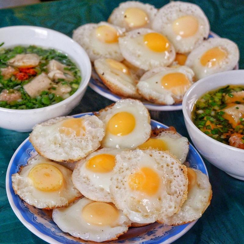 Bánh căn đầy đủ các loại topping