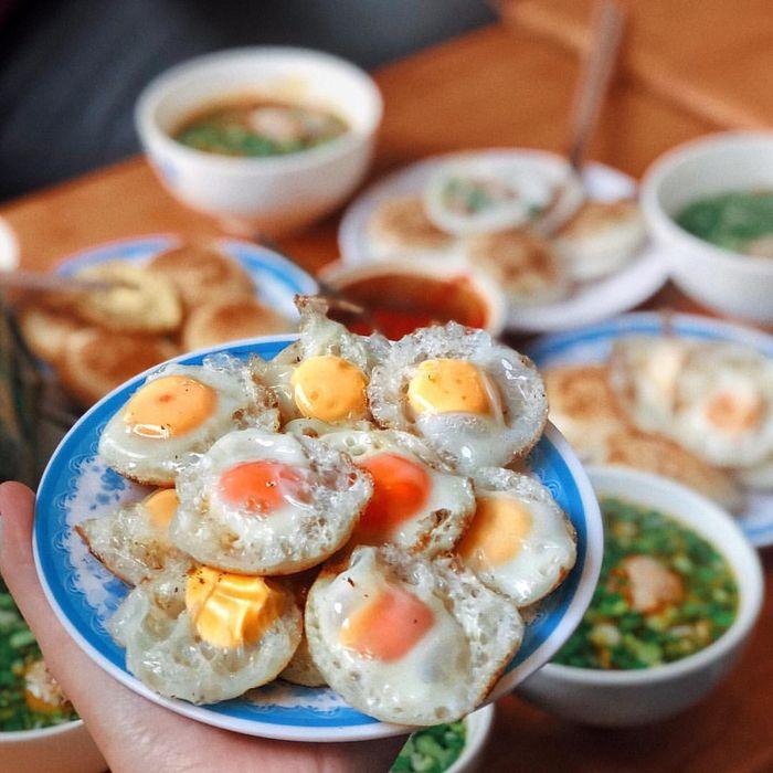 Những phần bánh căn của quán Lệ vừa bắt mắt lại vừa ngon nên thu hút đông đảo thực khách