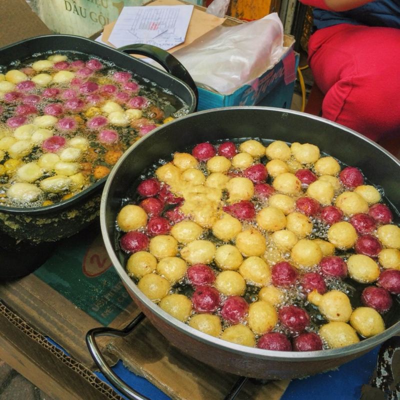 Hàng bánh ﻿Bánh khoai viên chiên Quỳnh Mai tuy nhỏ nhưng nhưng lúc nào cũng tấp tập khách hàng ghé thăm mua hàng và mang về. Những xiên bánh nóng hổi được chiên liên hồi và rất đắt khách.