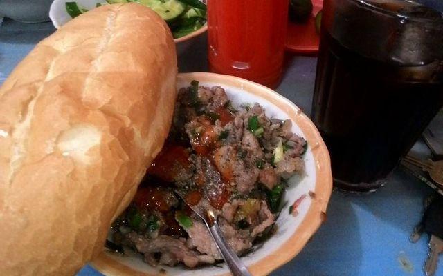 Bánh mì bò xào Ao Sen