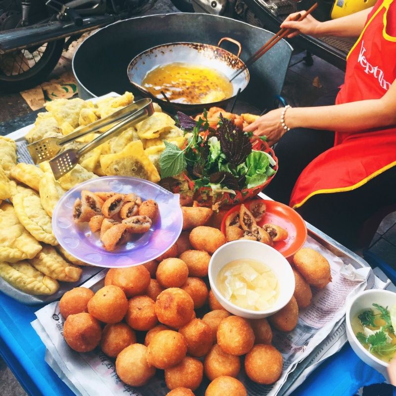 Hàng bánh nằm ở địa chỉ số 1 Hàng Chiếu, ngay đầu Ô Quan Chưởng nên hay được gọi là bánh rán Ô Quan Chưởng, hay còn được gọi là bánh rán Cao Lâu. Bánh rán ở đây bé bé, xinh xinh, nhân đậu xanh không phải là nhiều, nhưng lúc nào cũng nóng hổi, giòn rộp, lớp vỏ thơm lừng mùi vừng, vị đỗ lẫn bánh ăn ngọt vừa miệng.