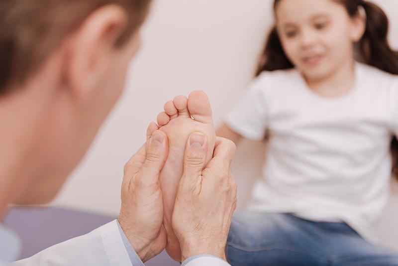 Bé hay bị nhức mỏi, đau chân