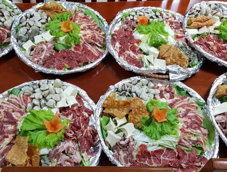 Hàu nướng hành cũng là một trong những đặc sản của quán