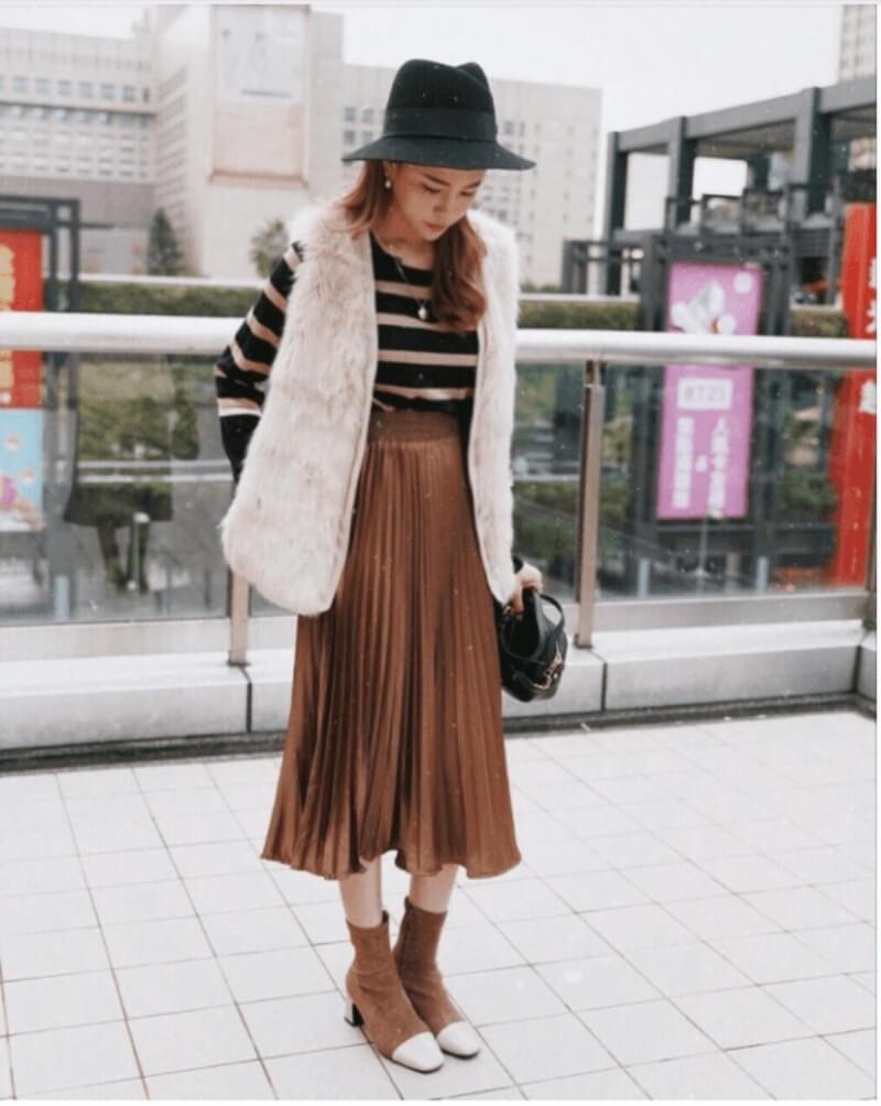 Bốt cổ ngắn và chân váy midi
