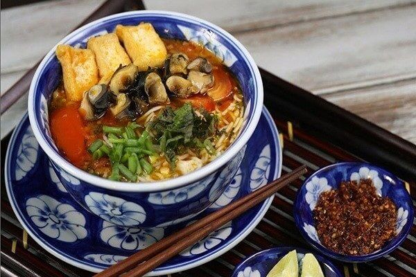 Một chút hương vị chua ngọt, cay cay, thêm chút mắm tôm tạo nên một bán bún ốc hoàn hảo.