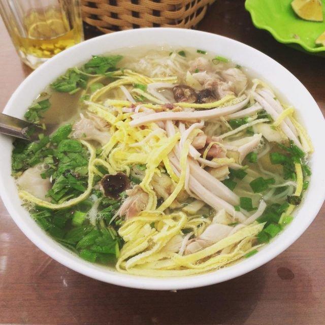 Bún thang có đầy đủ các nguyên liệu: giò, trứng thái nhỏ, gà xé nhỏ, củ cải, rau răm, nấm, mắm tôm
