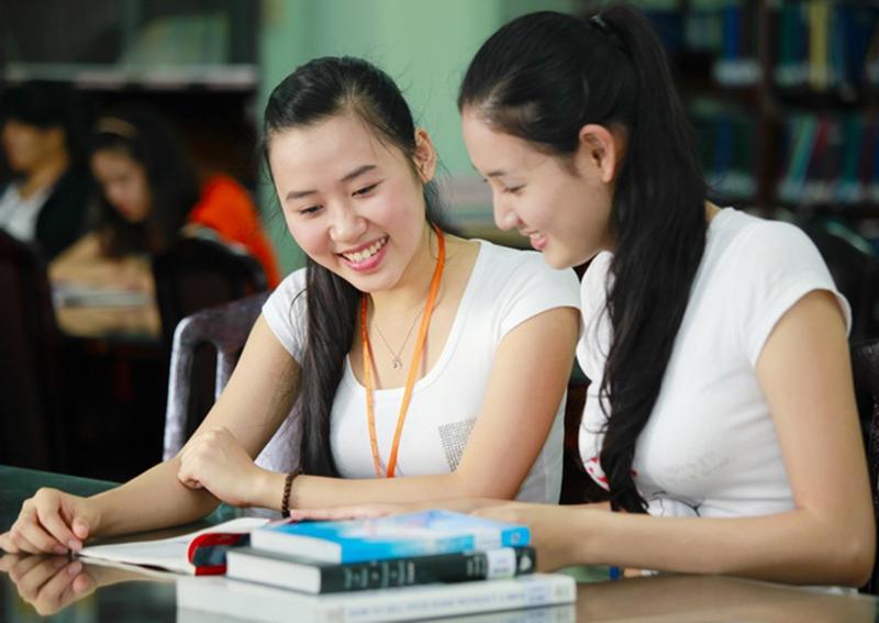 Luyện tập nói chuyện với bạn bè để nâng cao kĩ năng giao tiếp