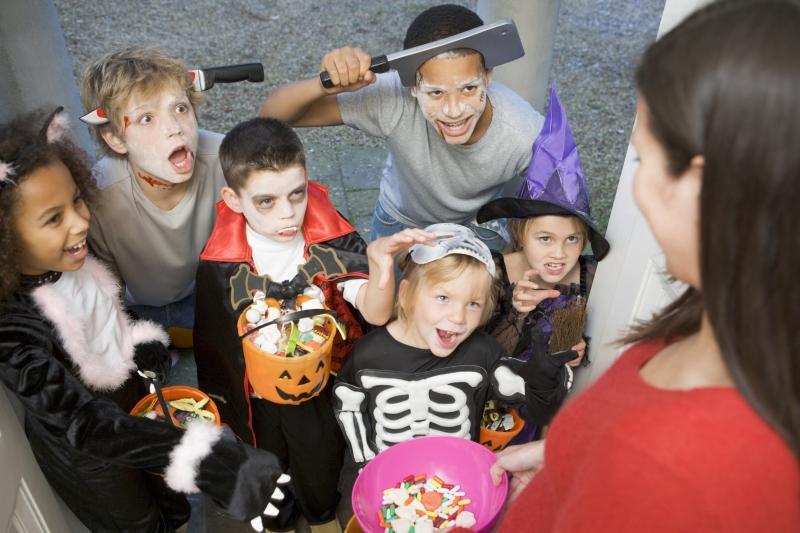 Trẻ em thường đi thành nhóm, hóa trang kì dị và gõ cửa nói với gia chủ: Trick or Treat