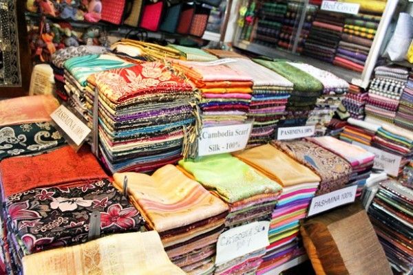 1 cửa hàng bán vải với nhiều chủng loại mẫu mã tại khu chợ