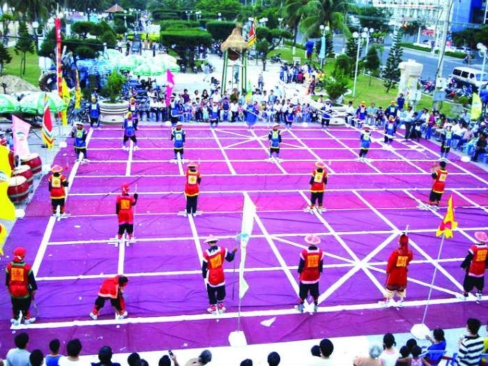 Cờ người là trò chơi ngày Tết mang đầy tính trí tuệ