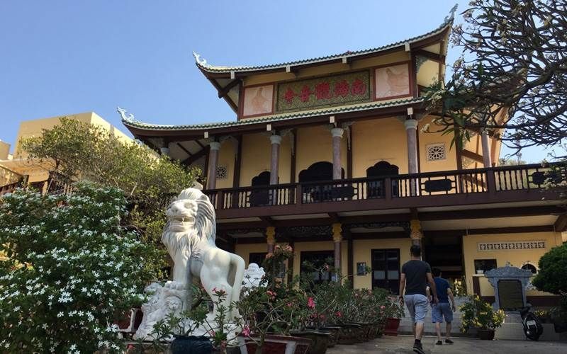 Khoảng sân vườn rộng rãi bên trong khuôn viên chùa