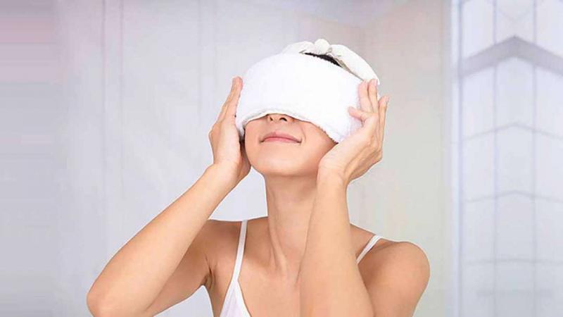 Dùng khăn lạnh thay vì túi chườm thảo mộc