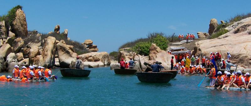 Ngồi thuyền du ngoạn phong cảnh