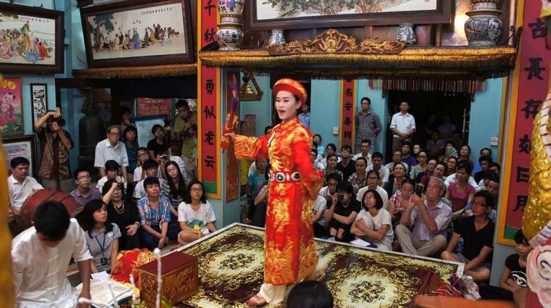 Mọi người vây quanh xem lễ hầu