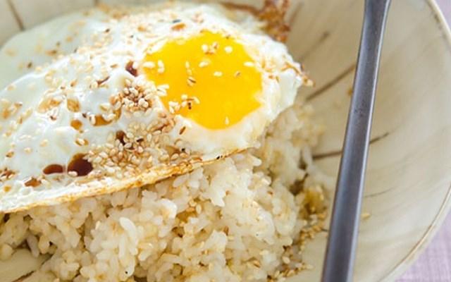 Cơm trứng ốp lết