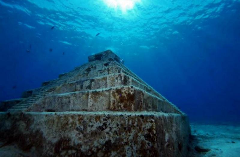 Đài tưởng niệm Yonaguni dưới đáy biển