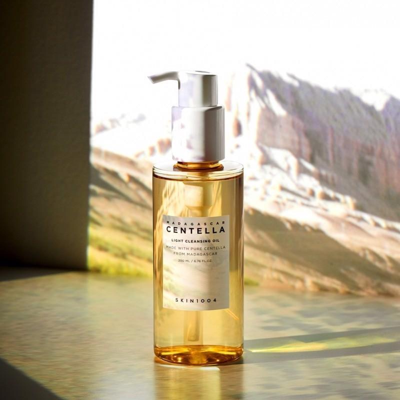 Dầu tẩy trang làm sạch sâu, dịu nhẹ chiết xuất rau má Skin1004 Madagascar Centella Light Cleansing Oil
