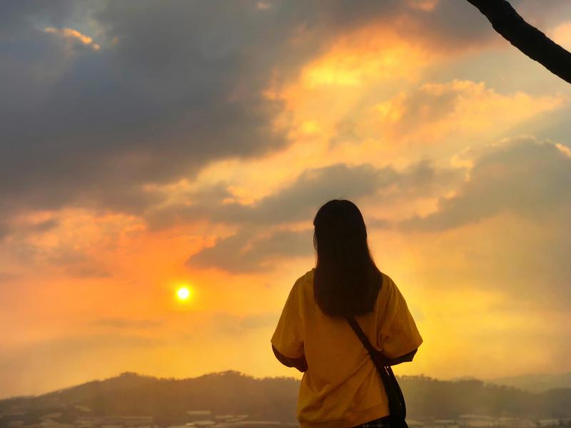 Đi dạo vào lúc hoàng hôn để thư giãn và tránh dị ứng thời tiết.
