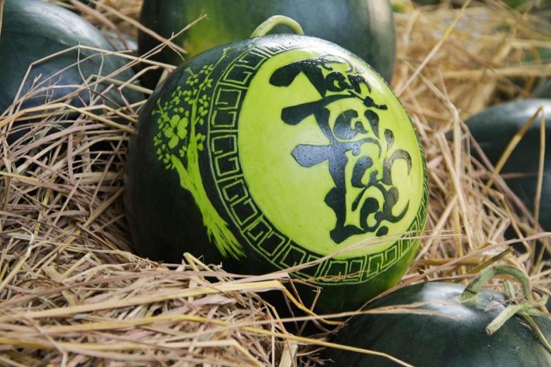Dưa hấu khắc chữ