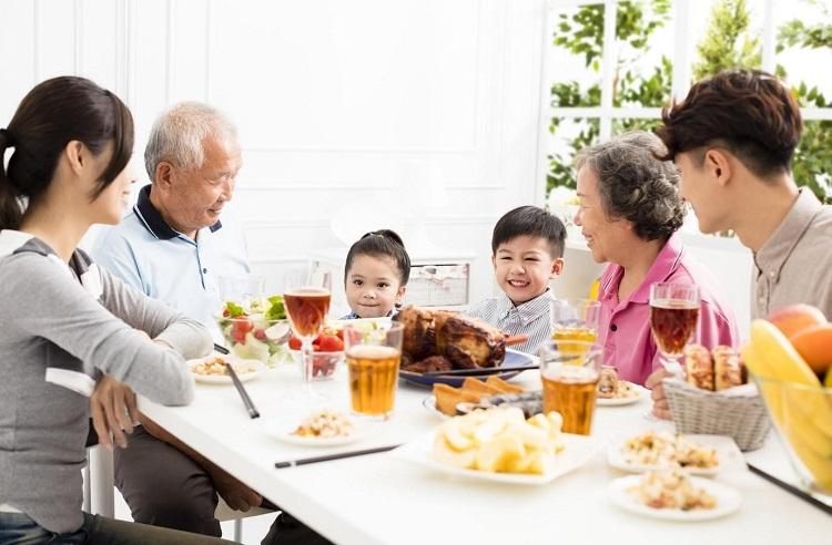 Hãy để trẻ ngồi cùng mâm với cả gia đình
