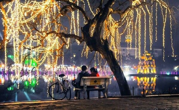 Mặt hồ phẳng lặng như gương không một gợn sóng buồn thiu.