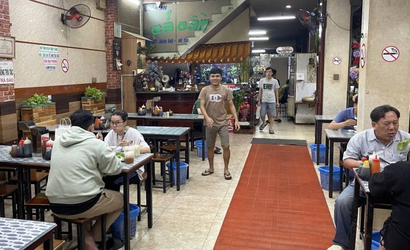 Hủ tiếu - Bánh bao Cả Cần