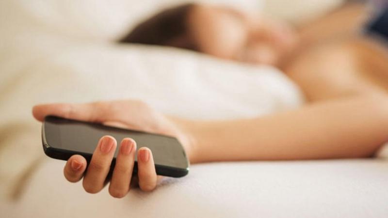 Hạn hé sử dụng điện thoại buổi sáng