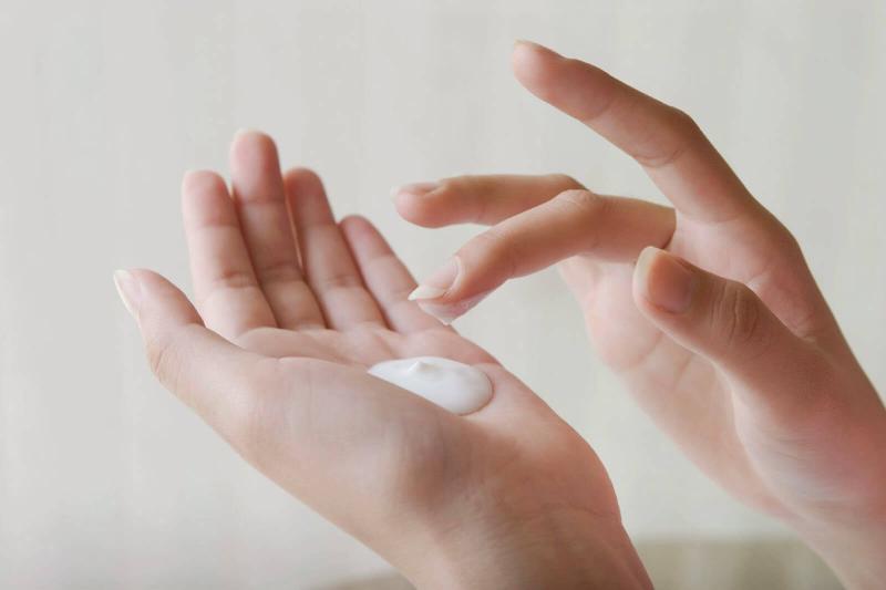Thử sản phẩm lên tay trước khi mua hàng