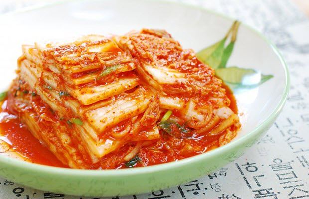 Kim chi được làm từ cải thảo và có vị cay thật đặc biệt