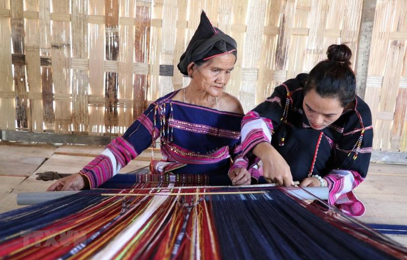 Làng dệt thổ cẩm Châu Giang