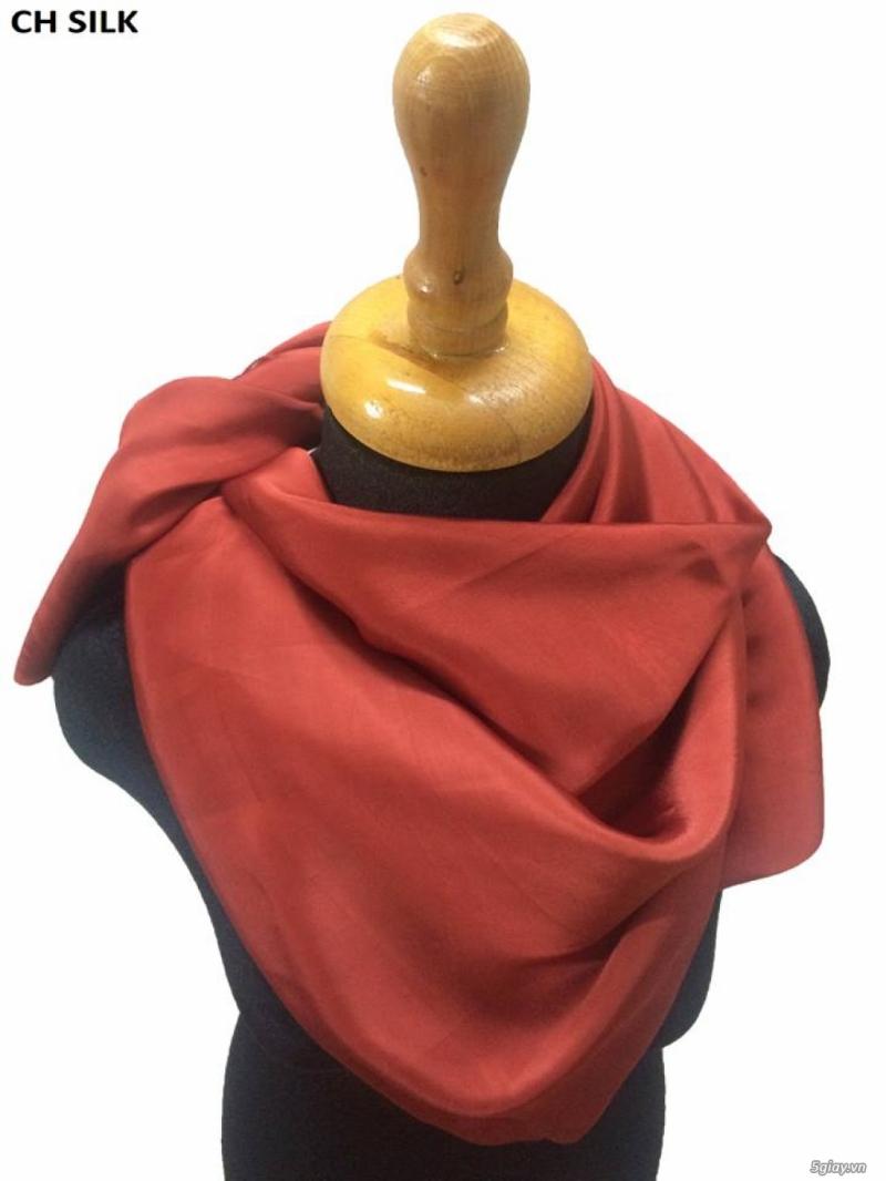 Khăn choàng tại Cường Hoàn Silk