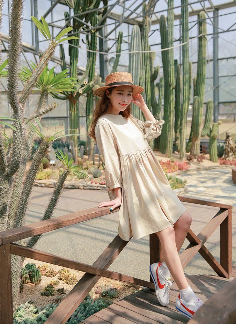 Mặc váy babydoll kết hợp giày thể thao năng động