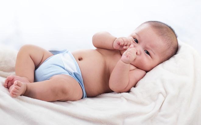 Muốn bé có làn da mịn và trắng hồng, khi được 6 tháng tuổi, các mẹ có thể cho con uống nước dừa.