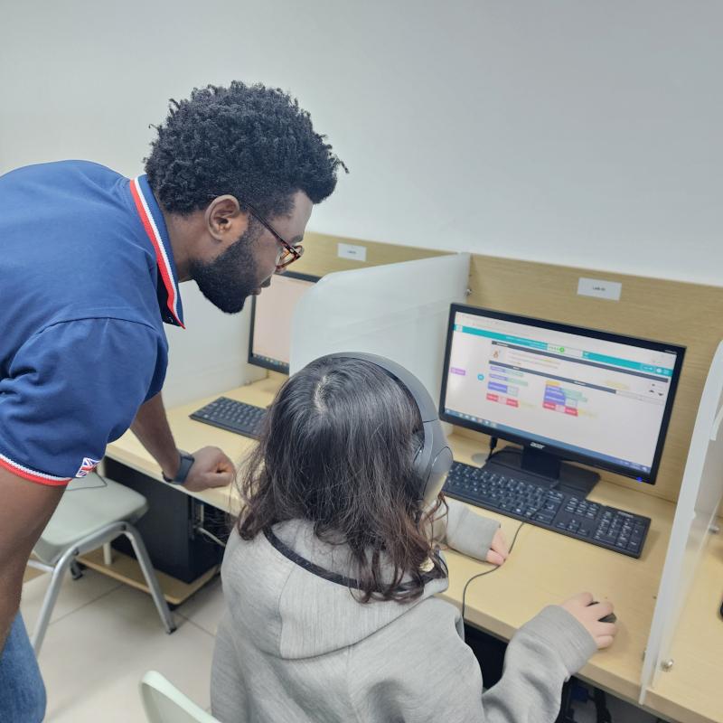Tự lập trình một chương trình máy tính trong giờ học Coding