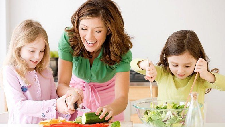 Dạy trẻ khuôn phép ngay trong mỗi bữa ăn